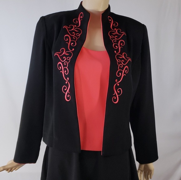 Jessica Howard Jackets & Blazers - 🎄Petite🎄 2 piece suit. Cami and blazer